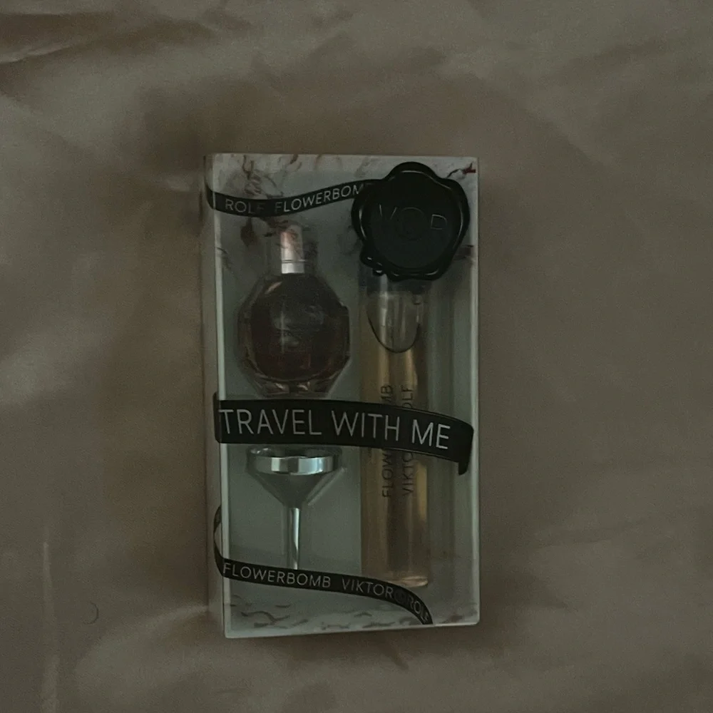 Flowerbomb perfume Travel with Me Set refill & Funnel - Picture 3 of 3